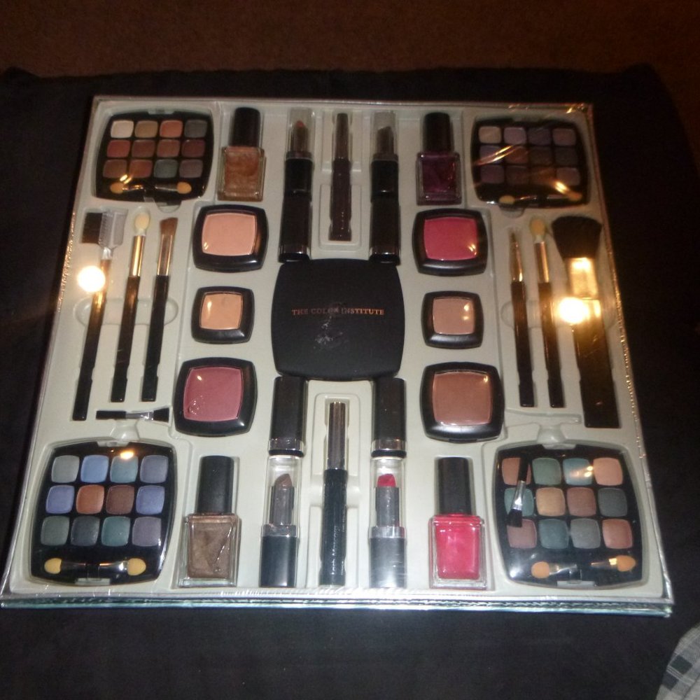 Large Color Ensemble Makeup Gift Set - Picture 2 of 8